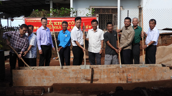 Khởi công xây dựng nhà đại đoàn kết cho hộ nghèo ở thị trấn Ea Drăng